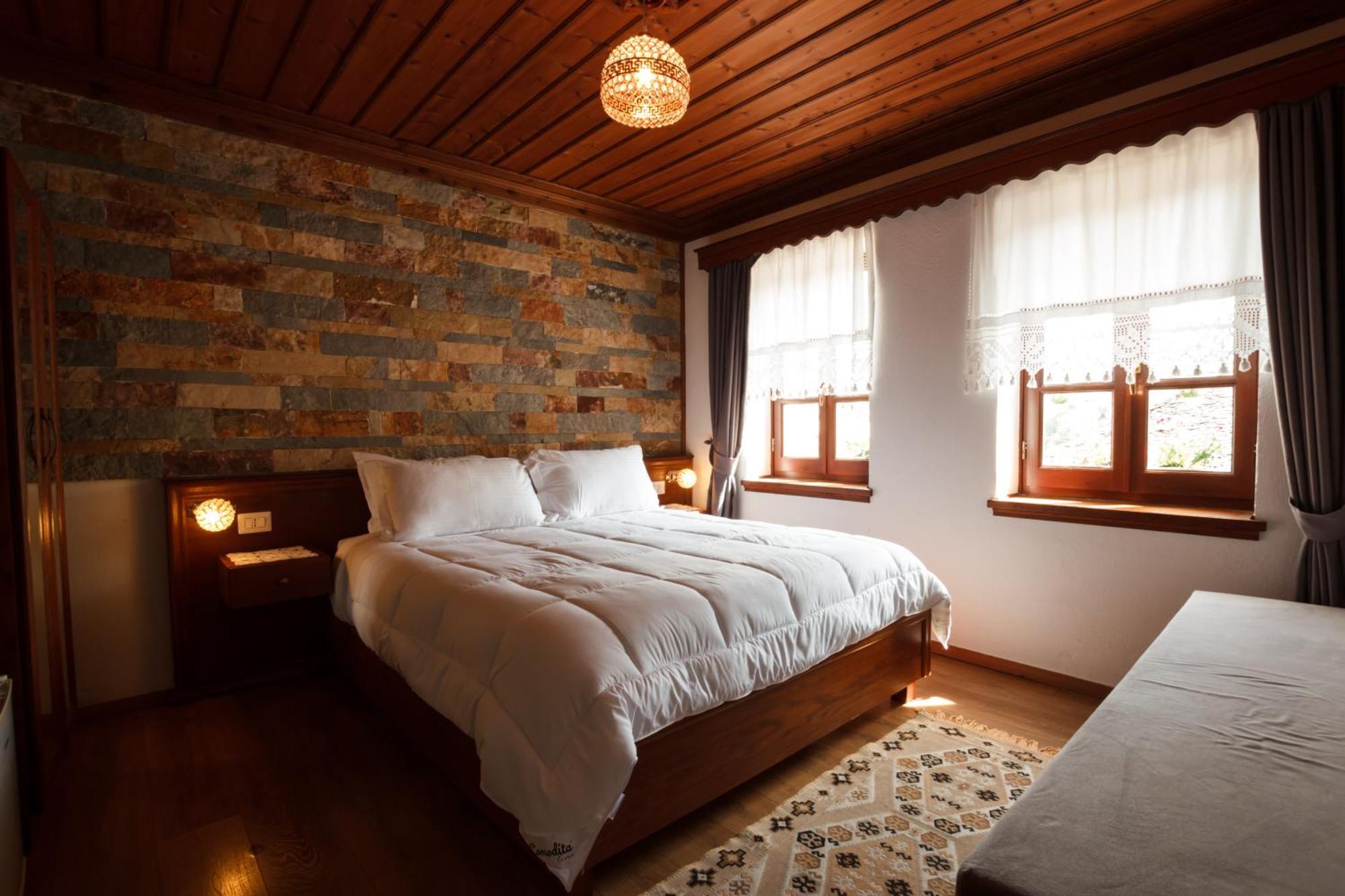 Hotel Pashai Gjirokastër Exteriör bild